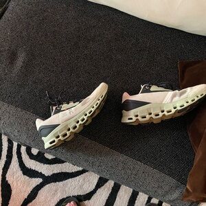 Cloud OC sneakers size 8 1/2 great shape almost new